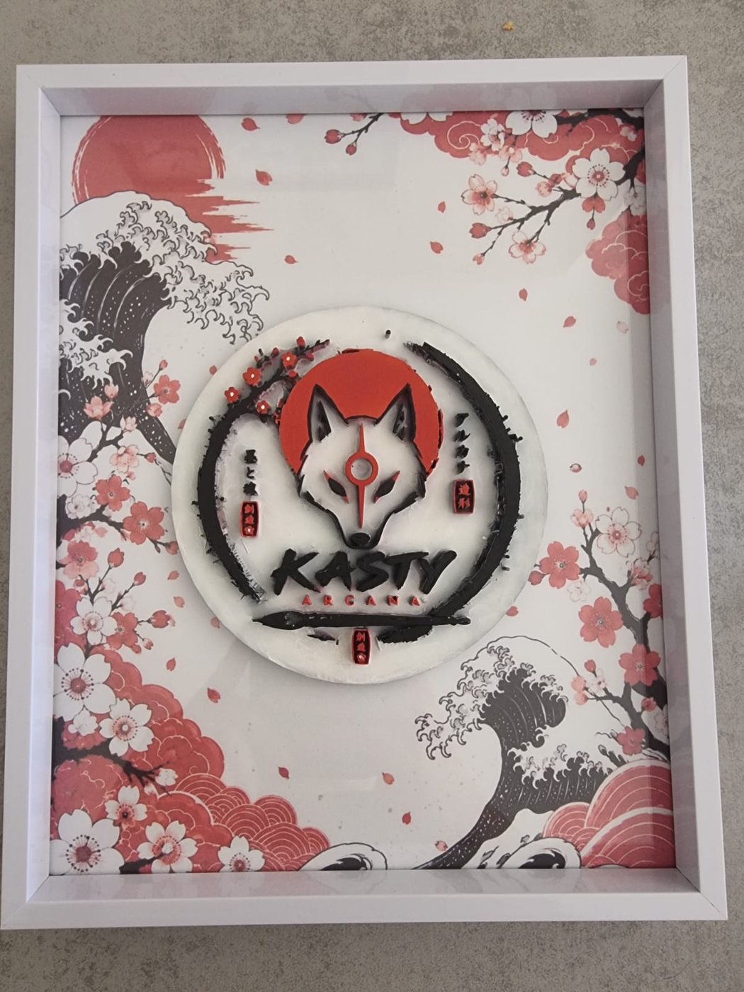 Cuadro enmarcado con el emblema de Kasty Arcana pintado a mano