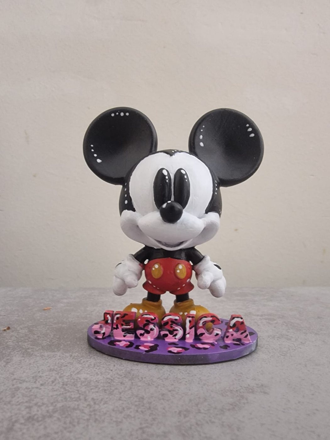 Figura clásica de ratón impresa en 3D y pintada a mano, con base personalizada